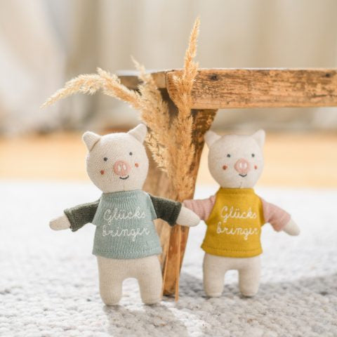 Glücksbringer-Schwein mit Shirt gelb/rosa, 15cm