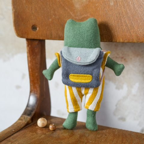 Frosch “Schulkind” grün, mit Schulranzen und Anzug in gelb/creme 20cm