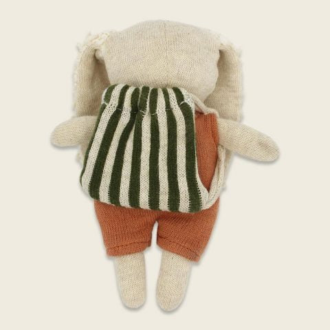 Hase “Kindergartenkind” mit Rucksack und lachsfarbenem Anzug, 16cm