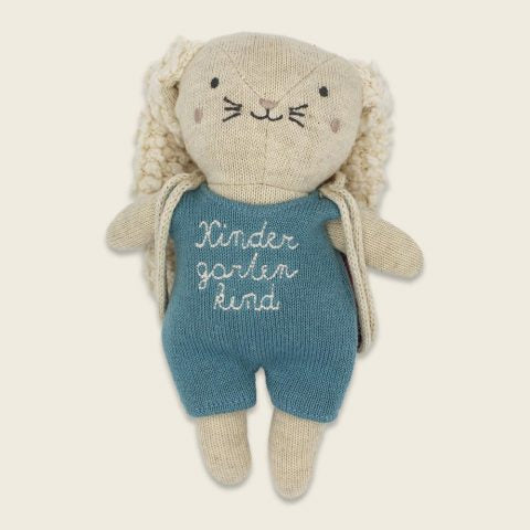Hase “Kindergartenkind” mit Rucksack und Anzug in hellblau, 16cm