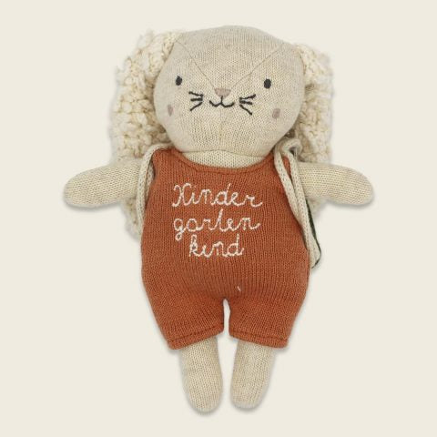 Hase “Kindergartenkind” mit Rucksack und lachsfarbenem Anzug, 16cm