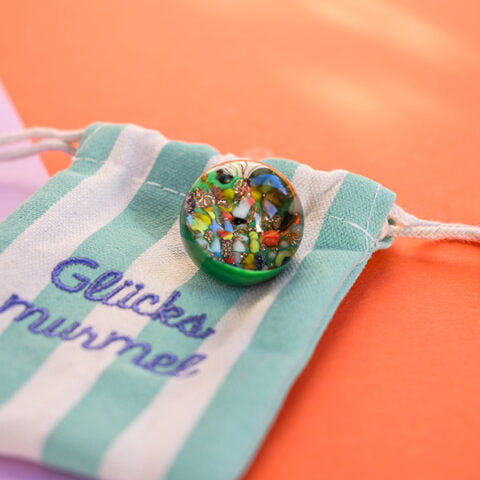 Glücksmurmel aus Muranoglas (mint mit Konfetti-Steinchen) 25mm, in hochwertigem Stoffbeutel mit Stickerei