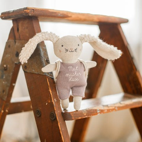 Mutmacher-Hase mit fliederfarbenem Anzug, 16cm