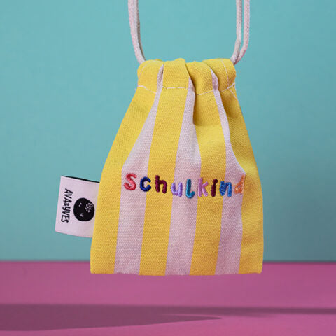 Gewebtes Armband mit handgearbeiteter Stickerei Schulkind natur mit Säckchen neongelb/natur