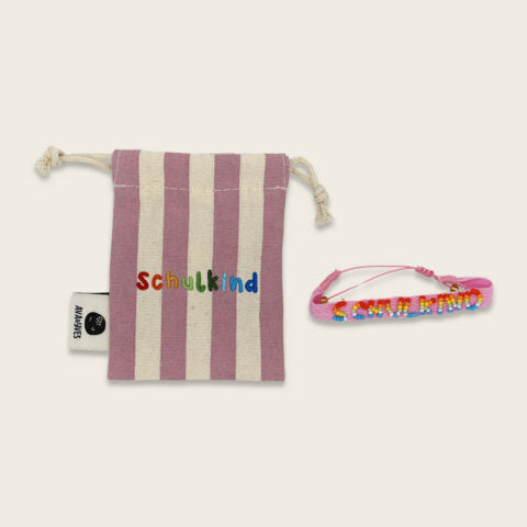 Gewebtes Armband mit handgearbeiteter Stickerei Schulkind in rosa, mit Säckchen dunkles rose/weiß